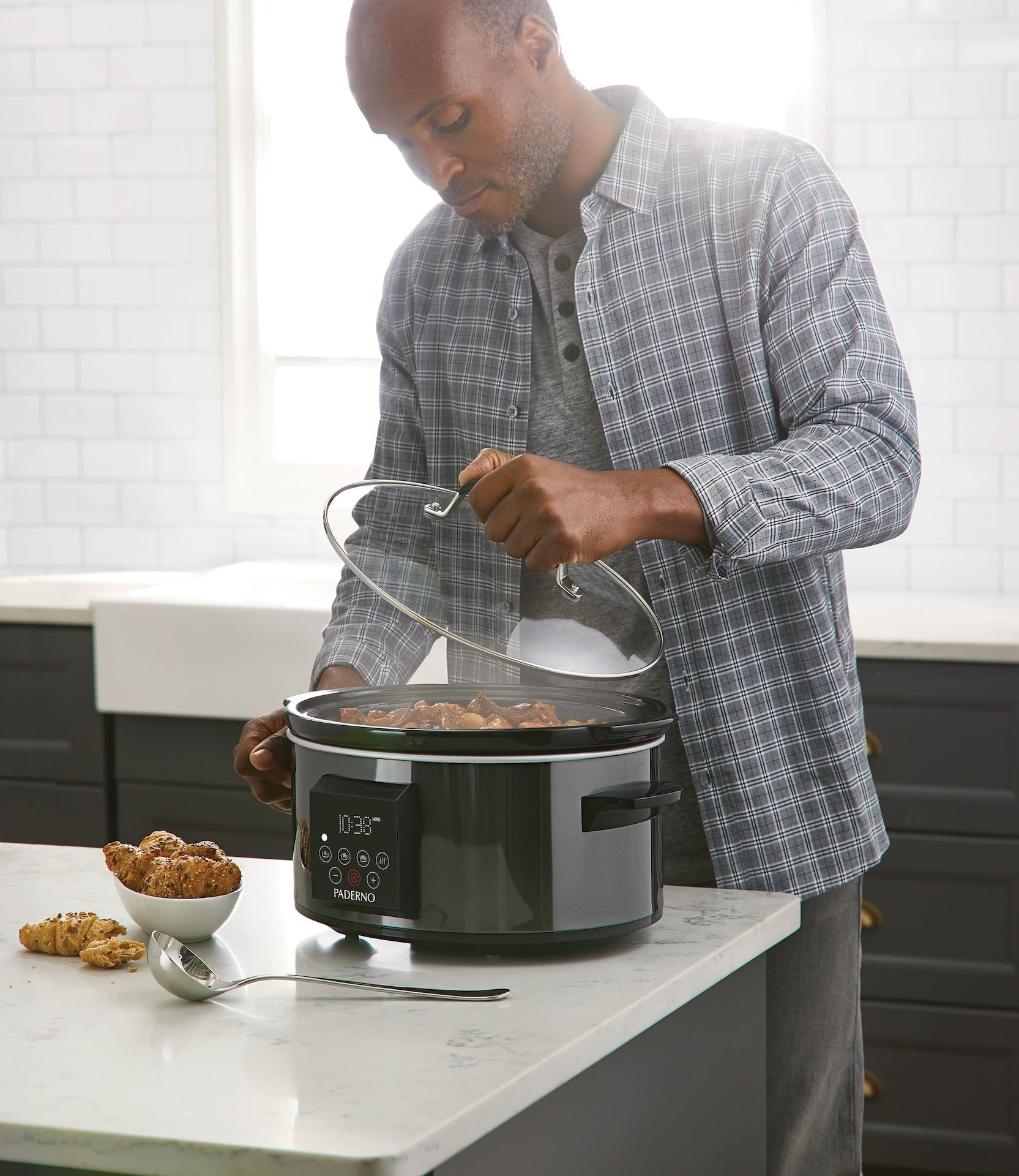 PADERNO Digital Programmable Slow Cooker, Black Stainless Steel, 6qt